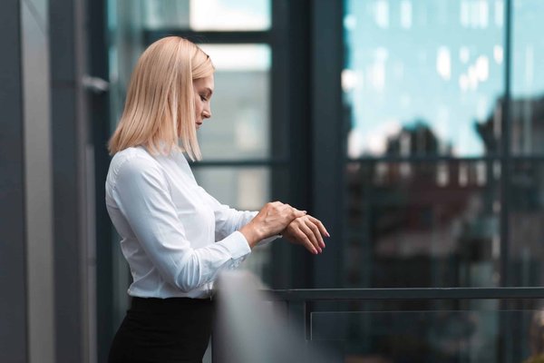 Qu'est-ce qui fait la spécialité des montres de la marque HUGO ?