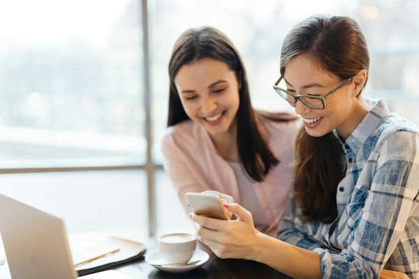 Quels sont les avantages de l'inclusion de liens interactifs dans les emails de fidélisation ?